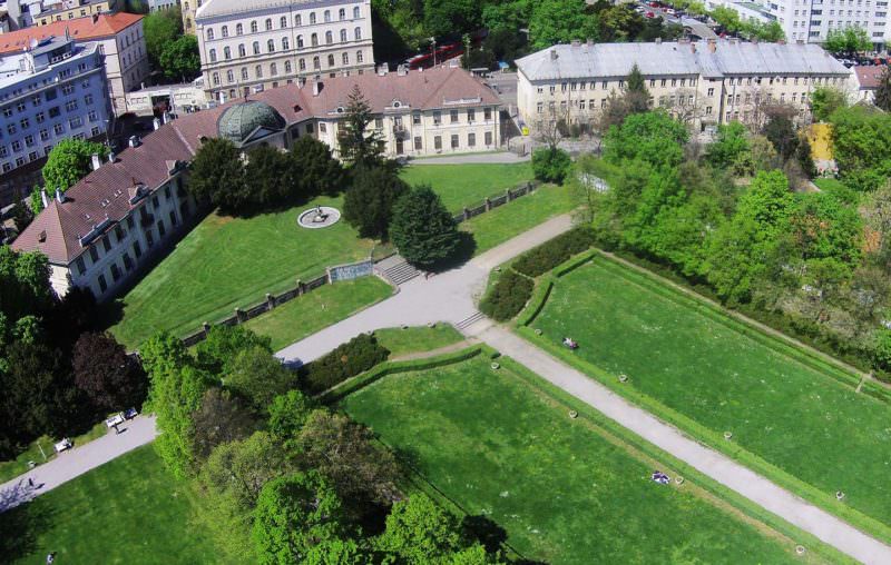 Comenius Universität Bratislava Luftaufnahme der Medizinischen Fakultät und des wunderschönen Medical Garden's.